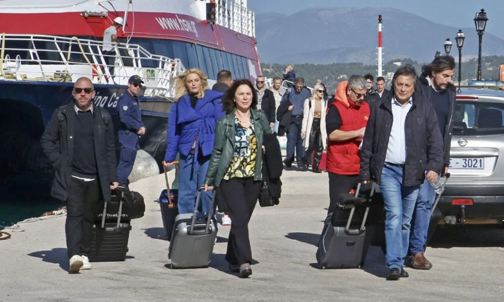 Στις Σπέτσες οι βουλευτές του ΣΥΡΙΖΑ - Η νυχτερινή άφιξη Κασσελάκη